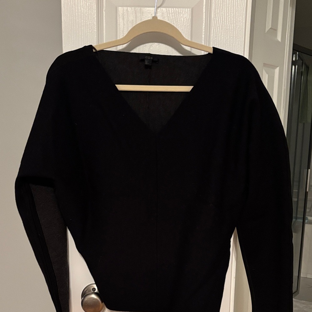 COS Elegant Navy / Gray V-Neck Sweater color block  Worn only once.